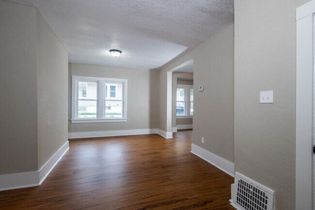Building Photo - A Great 4BD/1.5BA Single Family Home That Has Been Recently Renovated