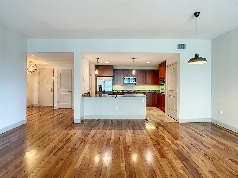 Building Photo - 100 S Eola Dr
