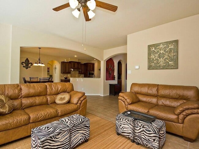 Building Photo - 271 Longmont Ln