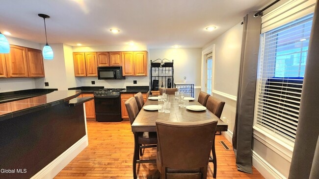 Building Photo - 76 Caroline St