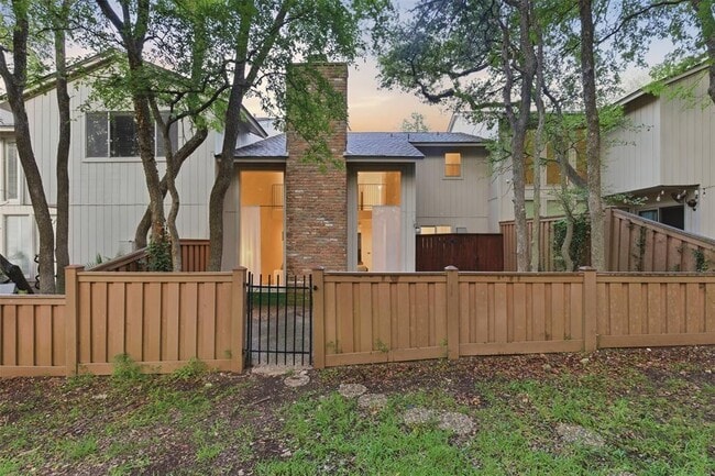Building Photo - 8300 Summer Pl Dr