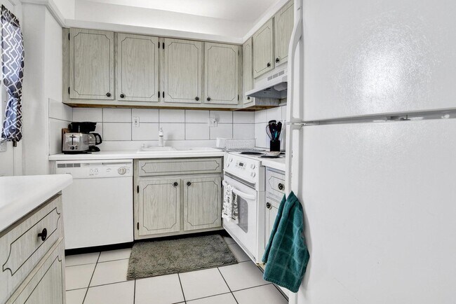 Building Photo - 310 S Ocean Blvd