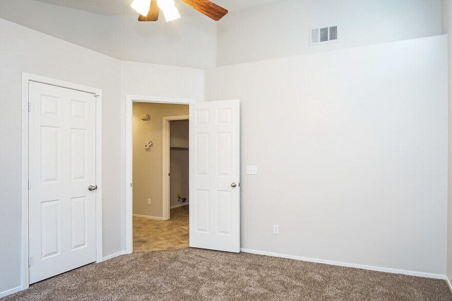Building Photo - 2602 Tropical Sands Ave