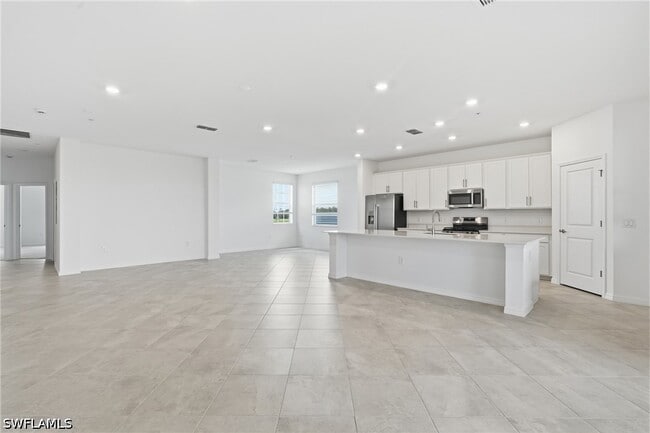 Building Photo - 15918 Grn Acrs Ave