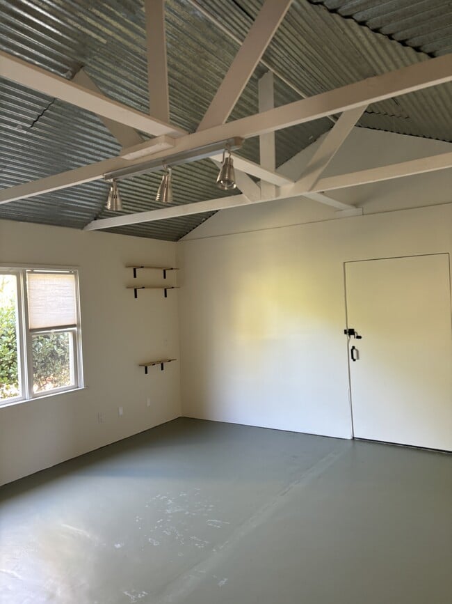 Building Photo - 1090 Devonshire Dr