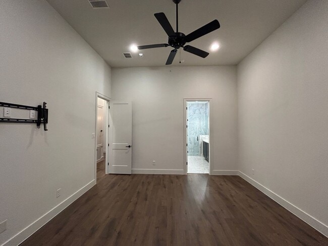 Building Photo - Town Creek CONDO! Large Balcony / Fridge, Washer, Dryer Included / Garage / NBISD