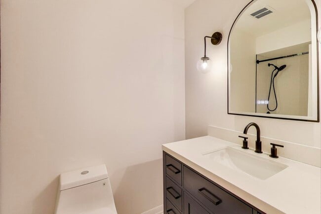 Building Photo - 2803 S Michigan Ave