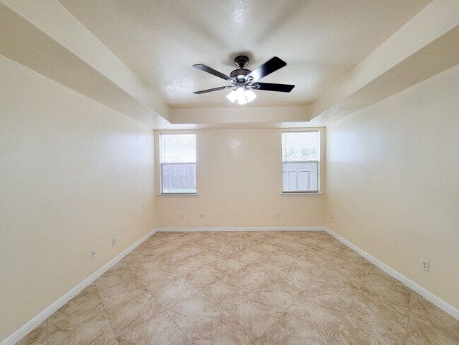 Building Photo - NICE CLEAN HOME. FORMAL LIVING DINING , DEN, BIG KITCHEN WITH BRAKFAST ROOM. TILE FLOOR IN KITCHE...