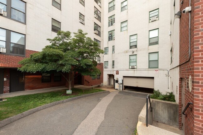 Building Photo - 108 Peterborough St