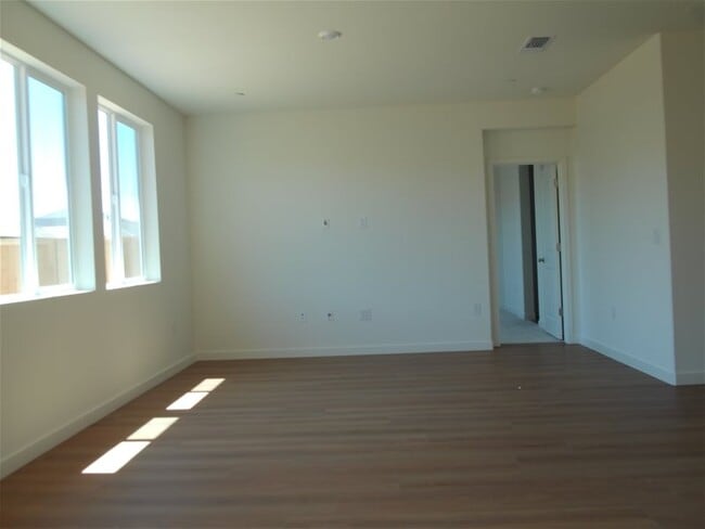 Building Photo - 1348 Kensington Dr