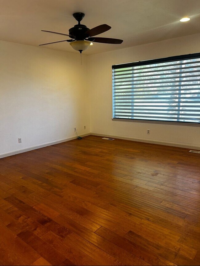 Building Photo - Spacious 3 Bedroom Fresno Home