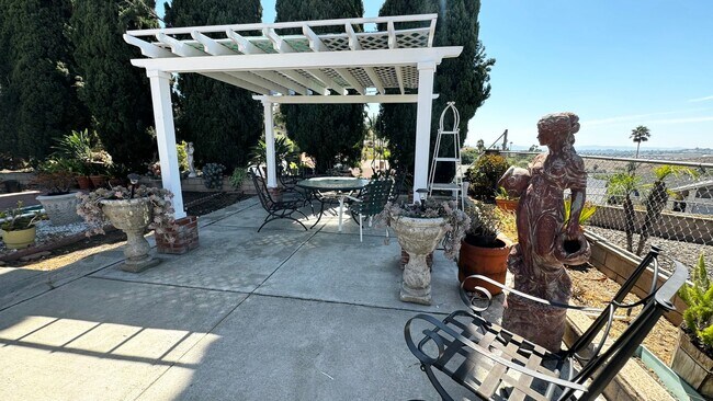 Building Photo - Spacious Home overlooking Daimond Bar hills