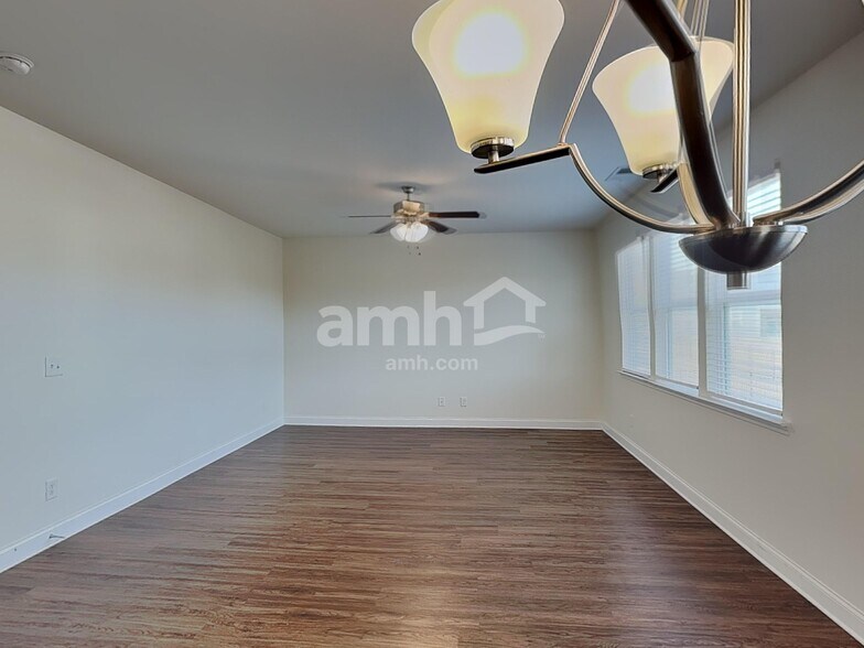 Building Photo - 706 Cyprus Ave