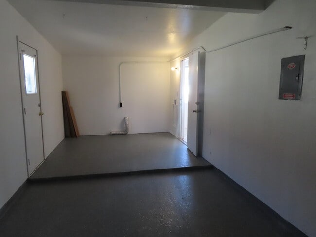 Building Photo - 10052 Kenworthy St