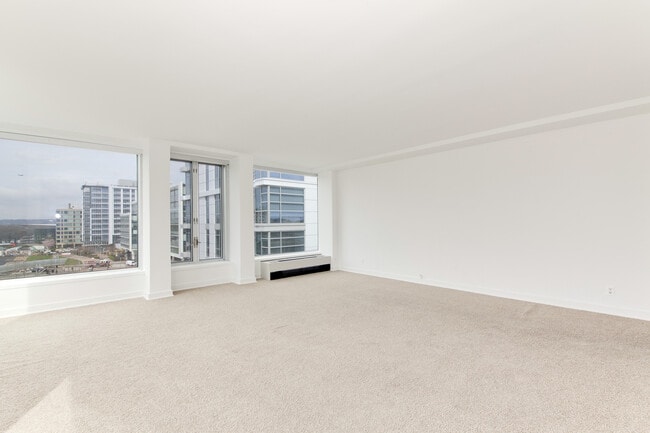 Building Photo - Sunny 1 bedroom condo in SW Waterfront!