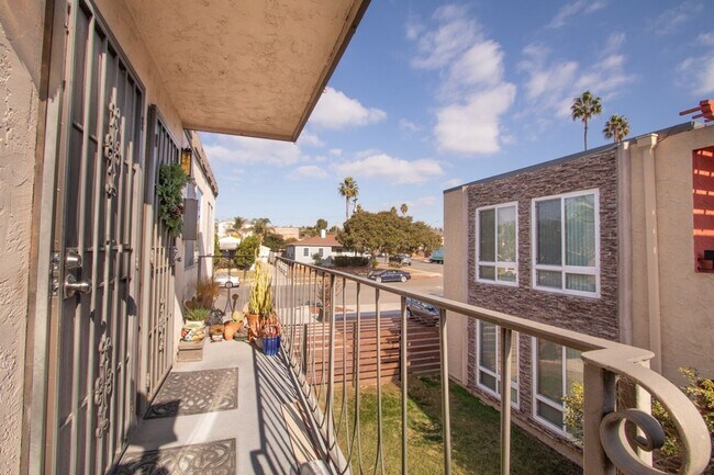 Building Photo - Blocks From the Ocean, Refreshed 1bd / 1ba in Pacific Beach!