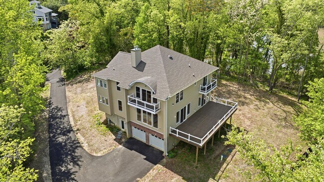 Building Photo - 5116 Shore Dr