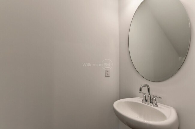 Building Photo - Beautiful 3BD/2.5BTH Townhouse with Commun...