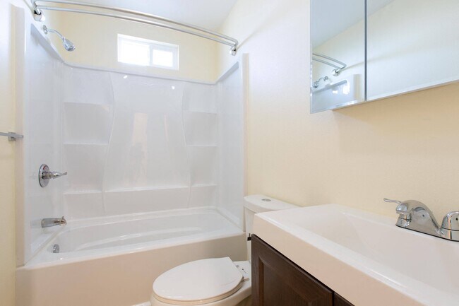 Building Photo - 121 S Gless St