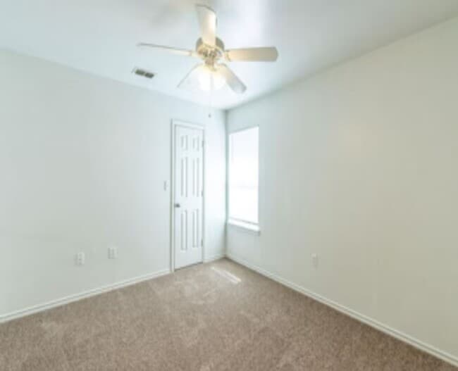 Building Photo - Available June 2026! 3 bed 3 bath 2 car garage