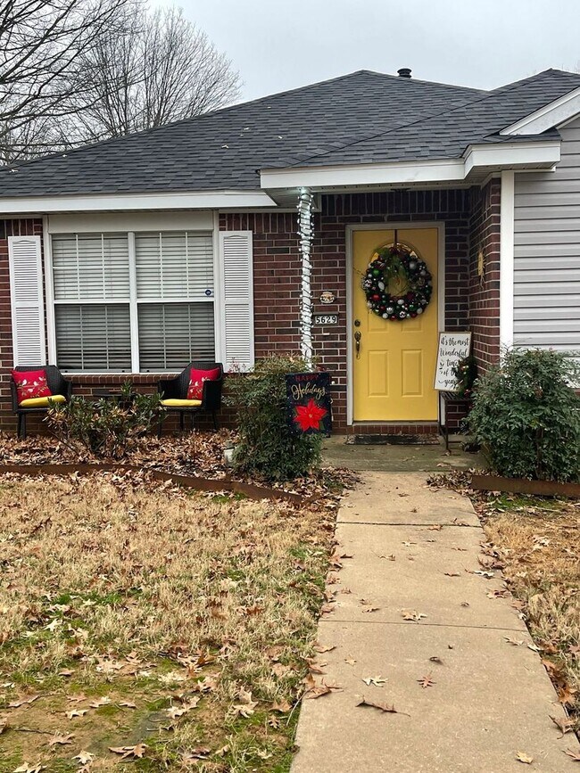 Building Photo - Pre - Leasing 3 Bedroom 2 Bath Extremely c...