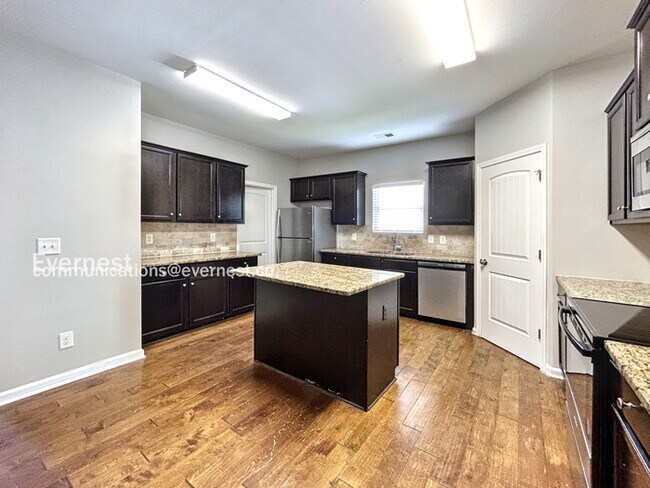 Building Photo - Spacious Home 5 beds & 3 baths / Pet Frien...
