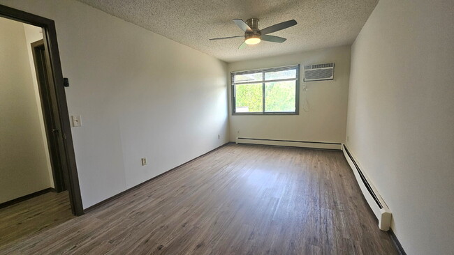 Building Photo - Well maintained 2-Bed 2-bath Oasis with Pool Access in Prime Bloomington Location 7-17