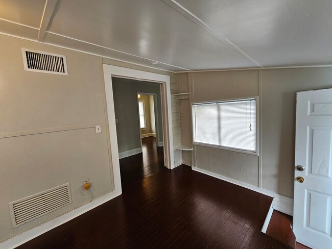 Building Photo - Charming 1/1 Home Just Minutes from Campus