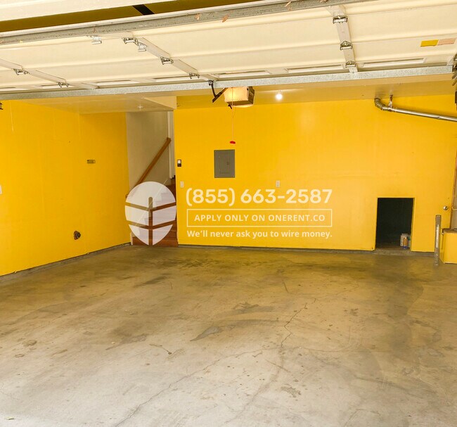 Building Photo - 319 Vista Roma Way