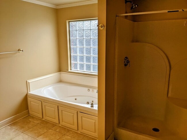 Building Photo - Spacious 3/2 home in a Convenient Location!