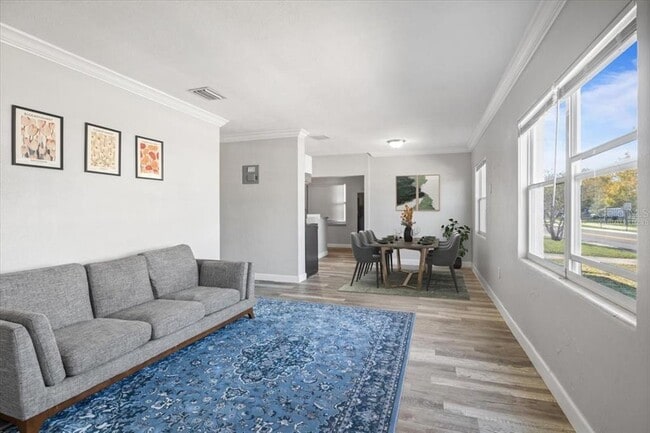 Building Photo - 900 N Denning Dr