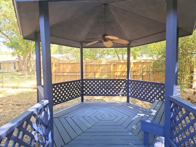 Building Photo - 807 Country Club Rd