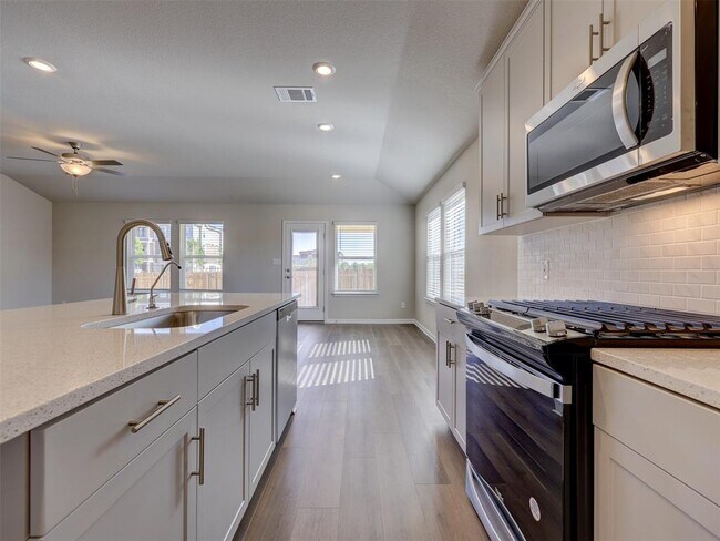 Building Photo - 100 Greenspire Ln