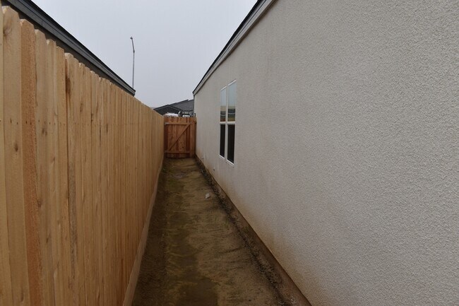 Building Photo - 4448 N San Miguel Ave