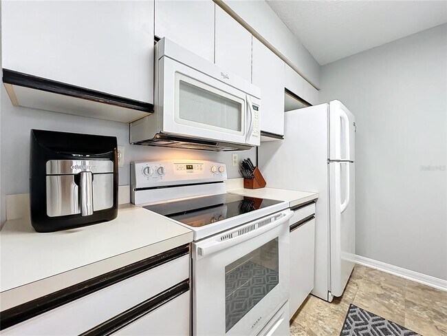 Building Photo - 2731 N Poinciana Blvd