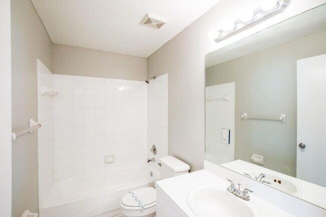Building Photo - 2542 Country Golf Dr