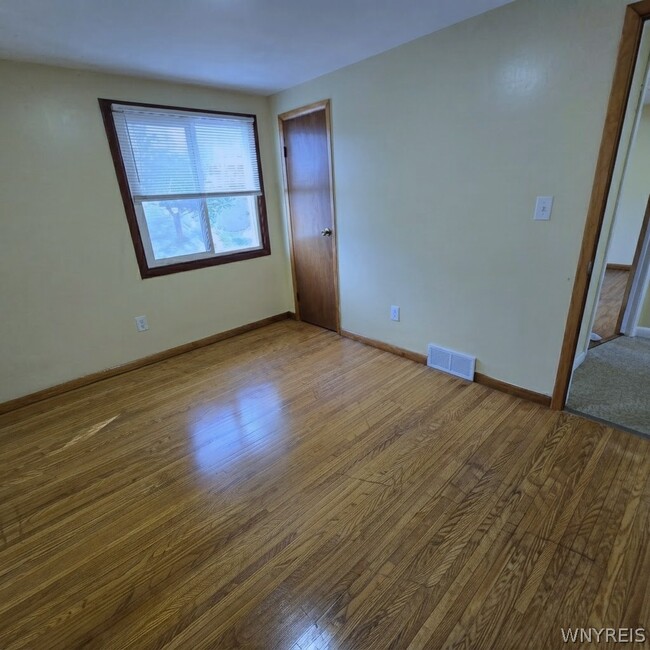 Building Photo - 9 Floreis Ct