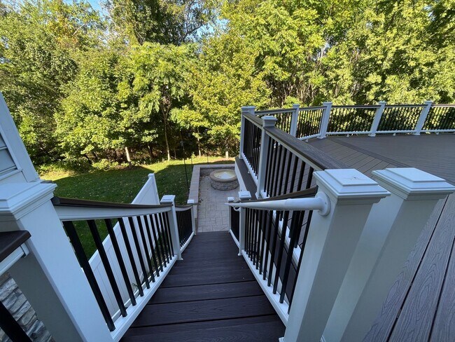 Building Photo - Spectacular 4 Bed 3.5 Bath Townhouse In Br...