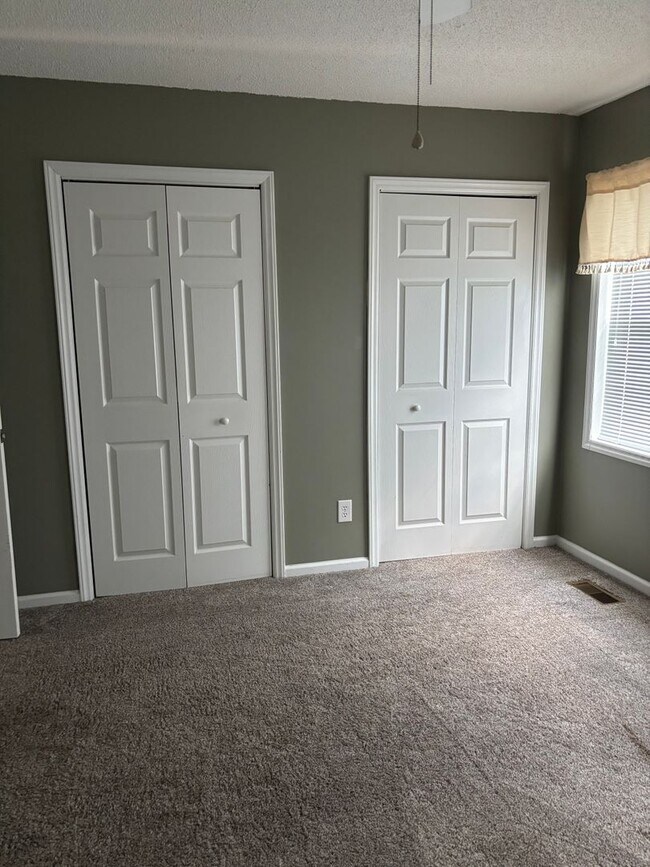 Building Photo - 2330 Vineyard Dr