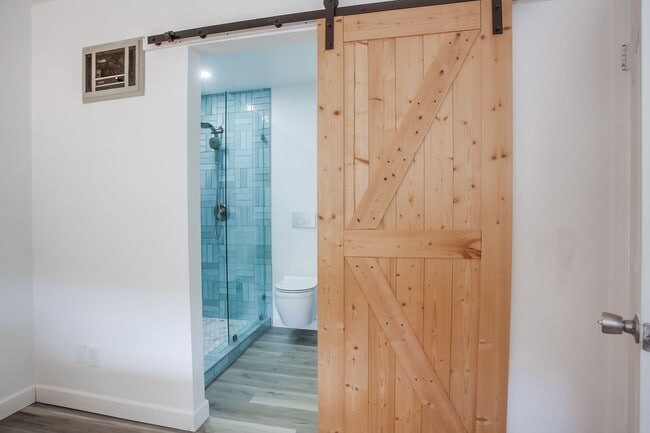 Building Photo - Newly Renovated 3BR/2BA Condo in