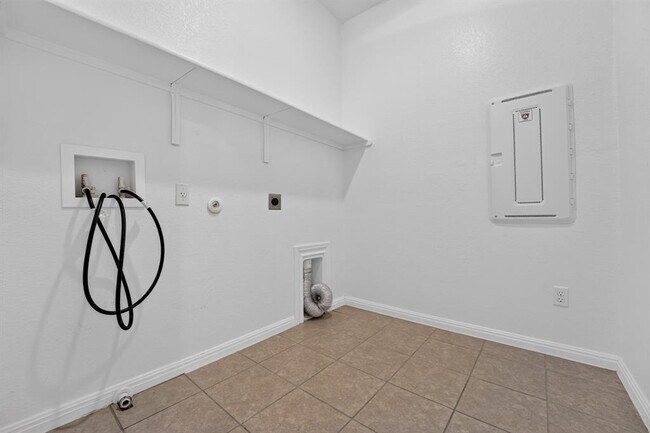 Building Photo - 221 Sand Lily Ln