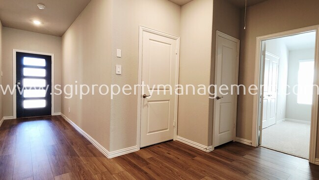 Building Photo - 417 Stagg St