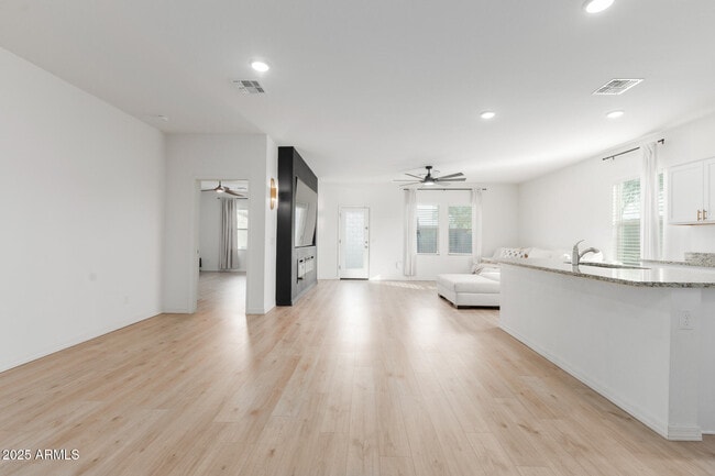 Building Photo - 8133 S 64th Ln