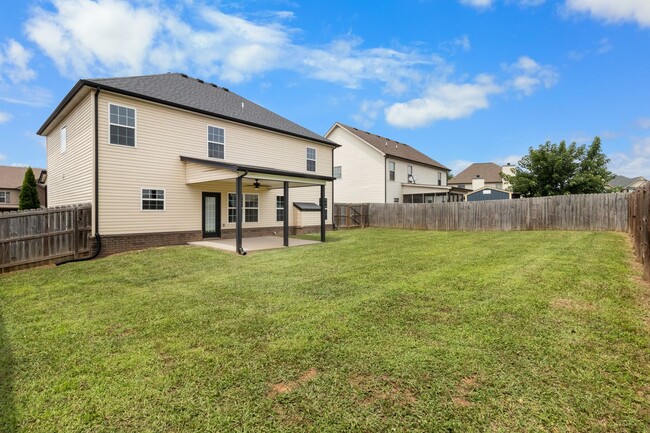 Building Photo - Charming 5 Bedroom Home