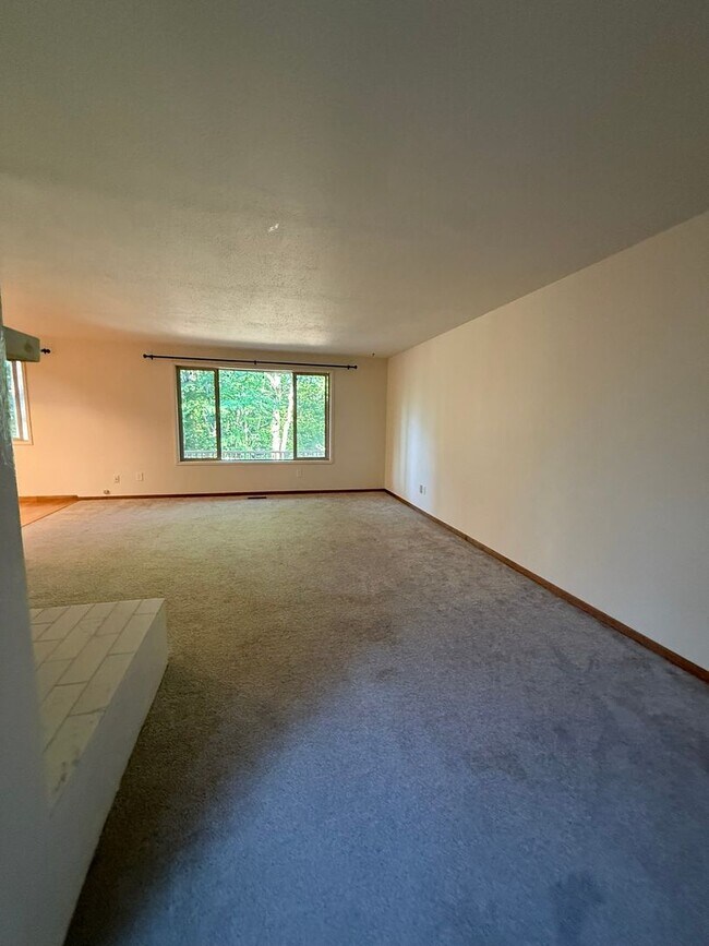 Building Photo - Pet Friendly Home with Pool Access!