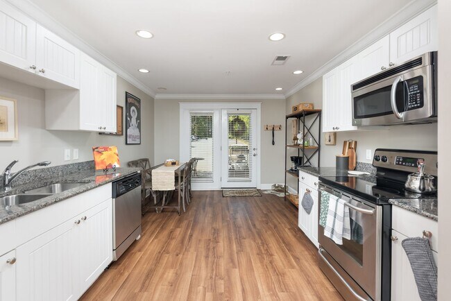 Building Photo - 3 Bedroom Flat, End unit Apartment - Available at Woodlands with $500 deposit. Ask your leasing a...