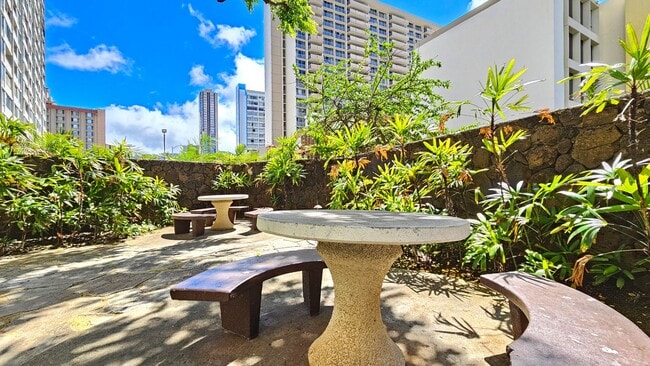 Building Photo - Holiday Village - renovated studio with on...