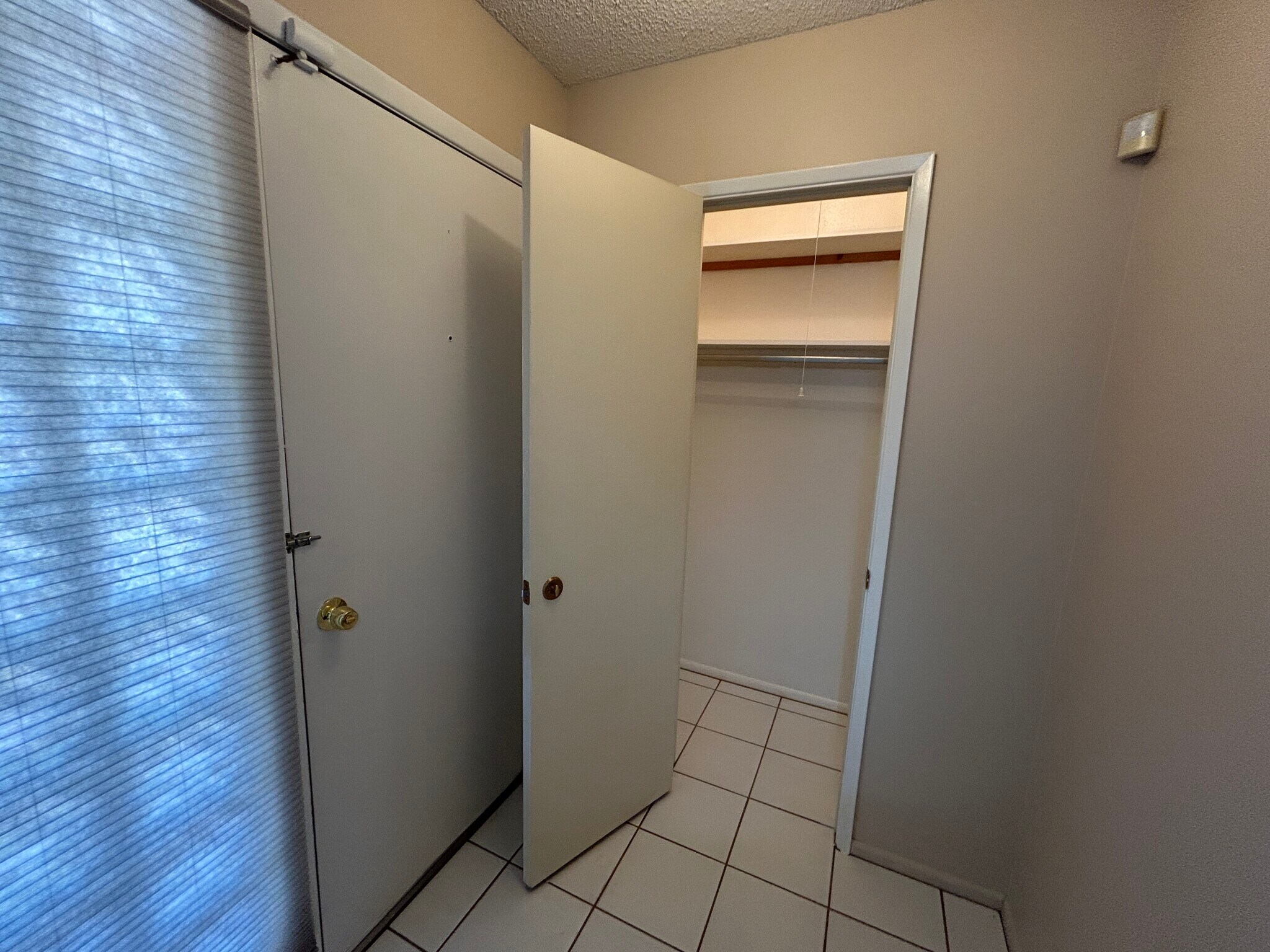 Building Photo - 10615 W Cheryl Dr