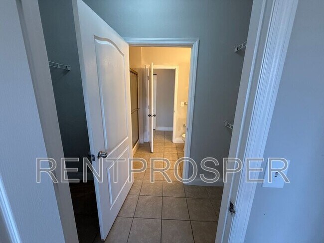 Building Photo - 3379 S Kirkman Rd