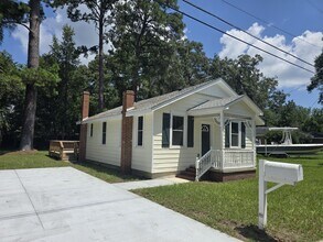 Building Photo - 14 W Back Rd